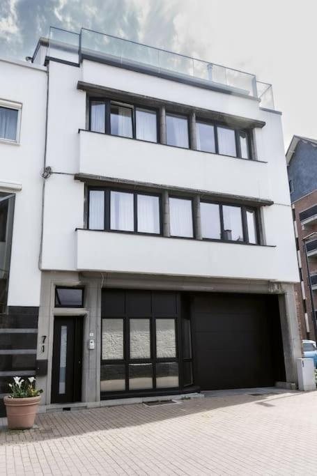 Façade et entrée de l’immeuble – The Edgewater Suites Cityscape, Namur