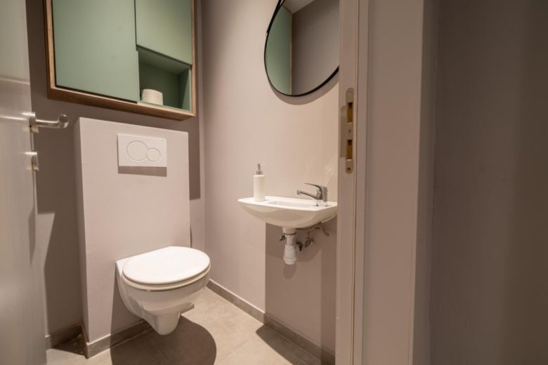 Salle de bains moderne – The Edgewater Suites Cityscape, Namur