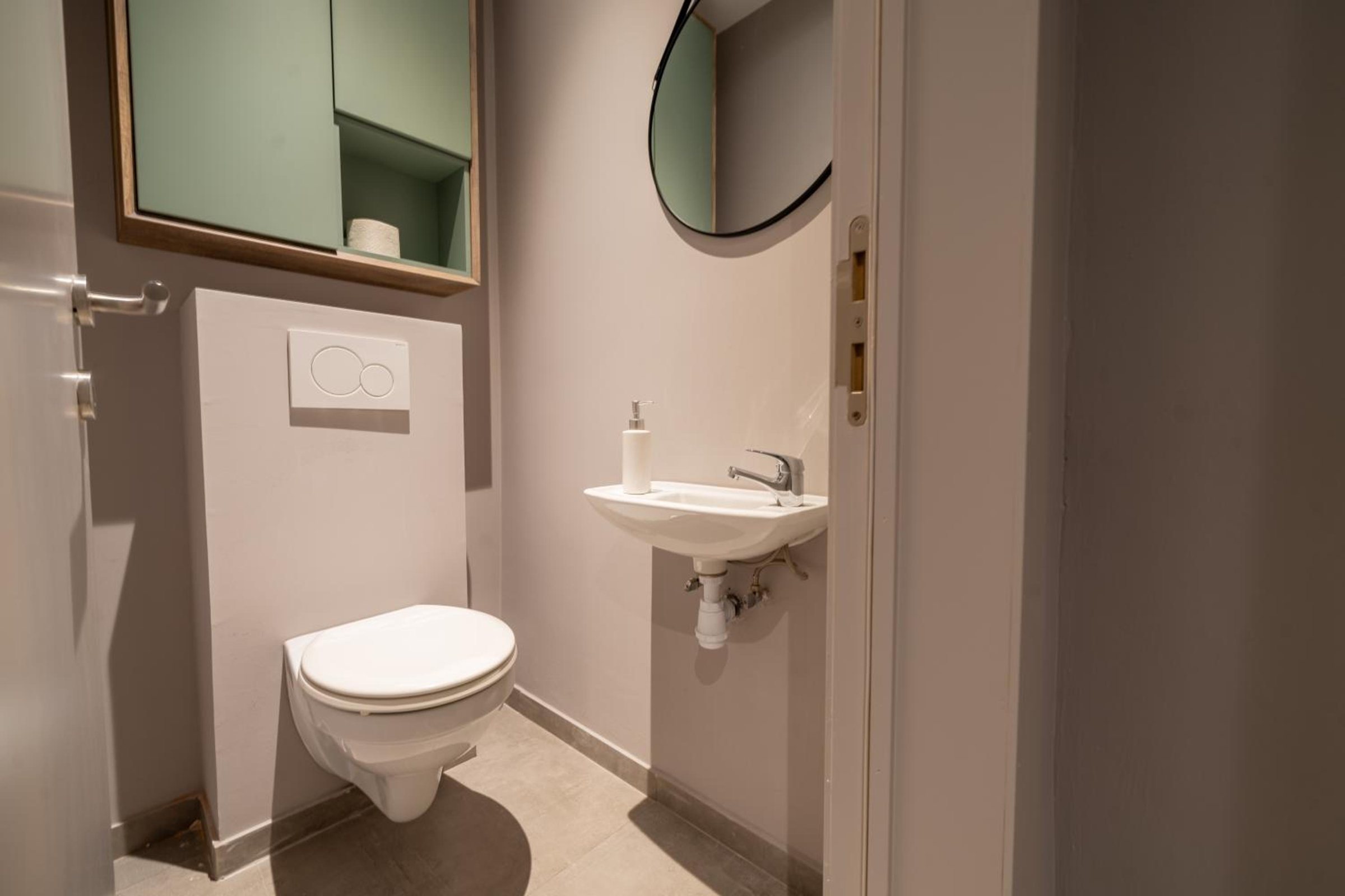 Salle de bains moderne – The Edgewater Suites Cityscape, Namur