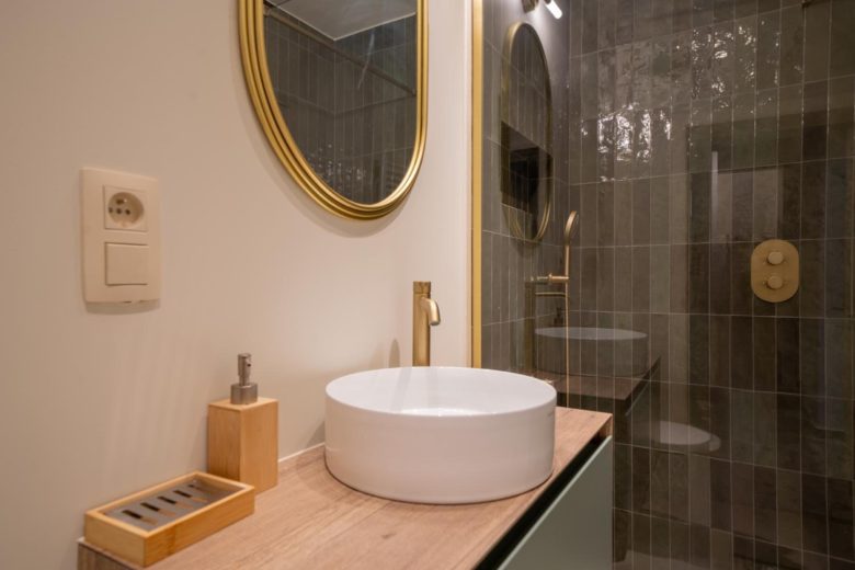 Salle de bains moderne – The Edgewater Suites Cityscape, Namur
