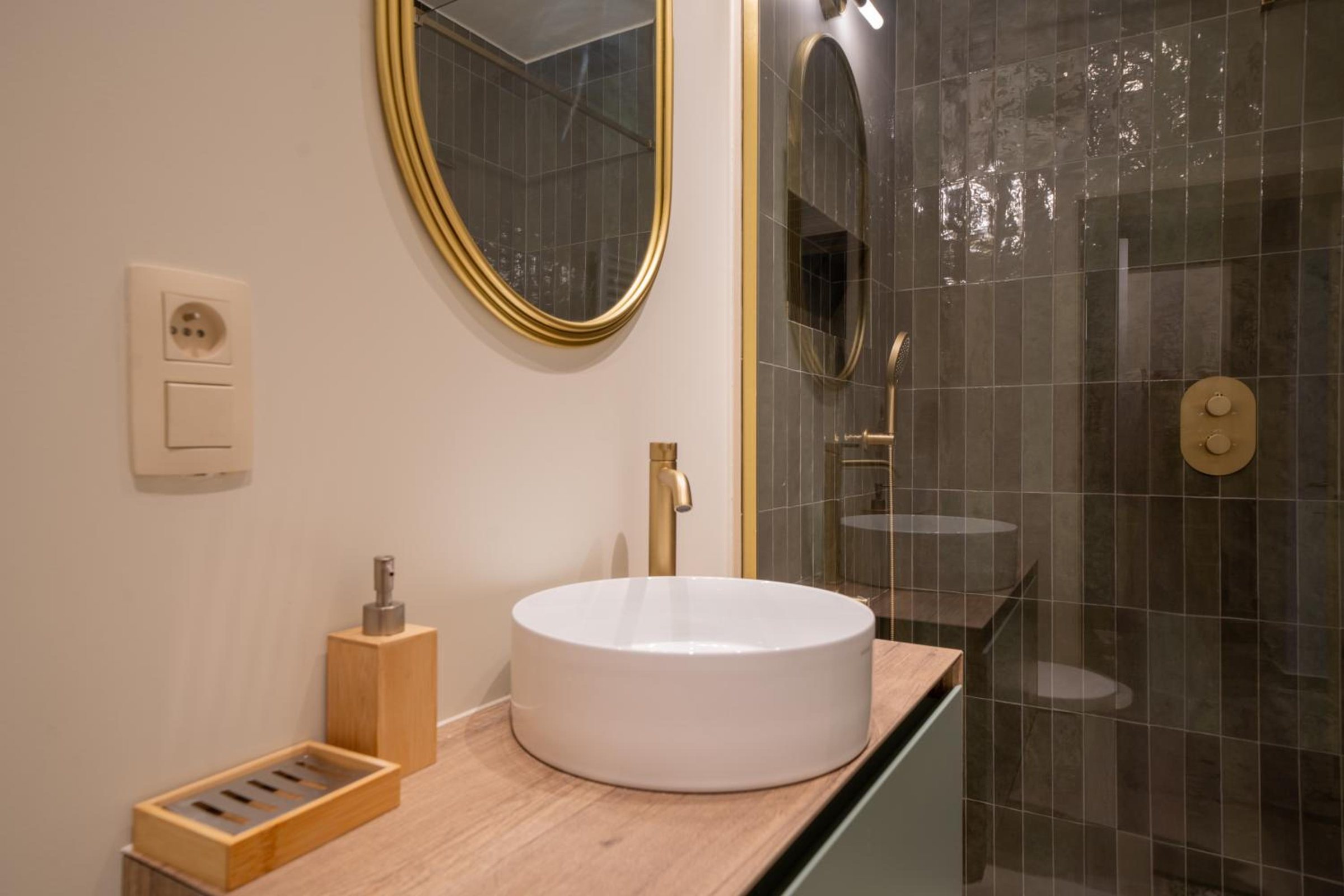Salle de bains moderne – The Edgewater Suites Cityscape, Namur