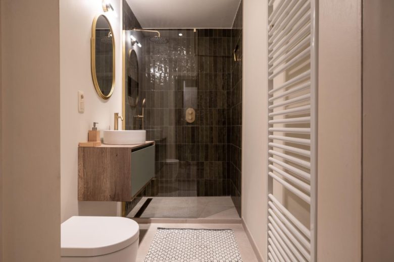 Salle de bains moderne – The Edgewater Suites Cityscape, Namur