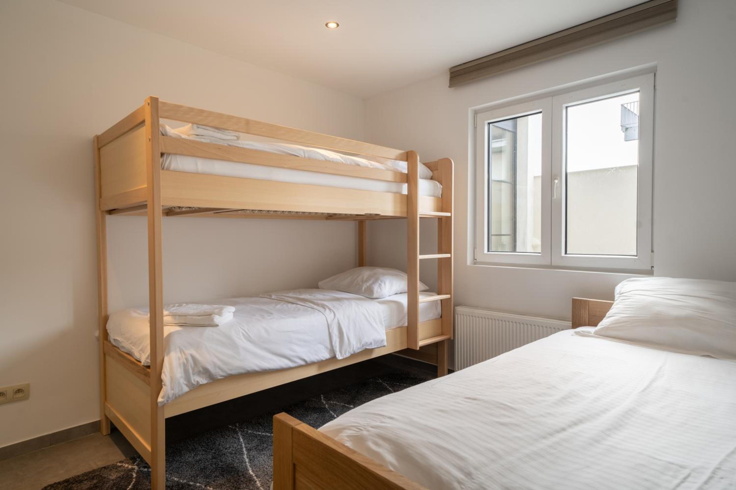 Chambre avec lits superposés et lit simple – The Edgewater Suites Cityscape, Namur