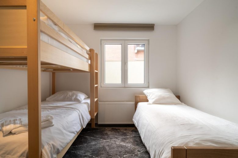 Chambre avec lits superposés et lit simple – The Edgewater Suites Cityscape, Namur