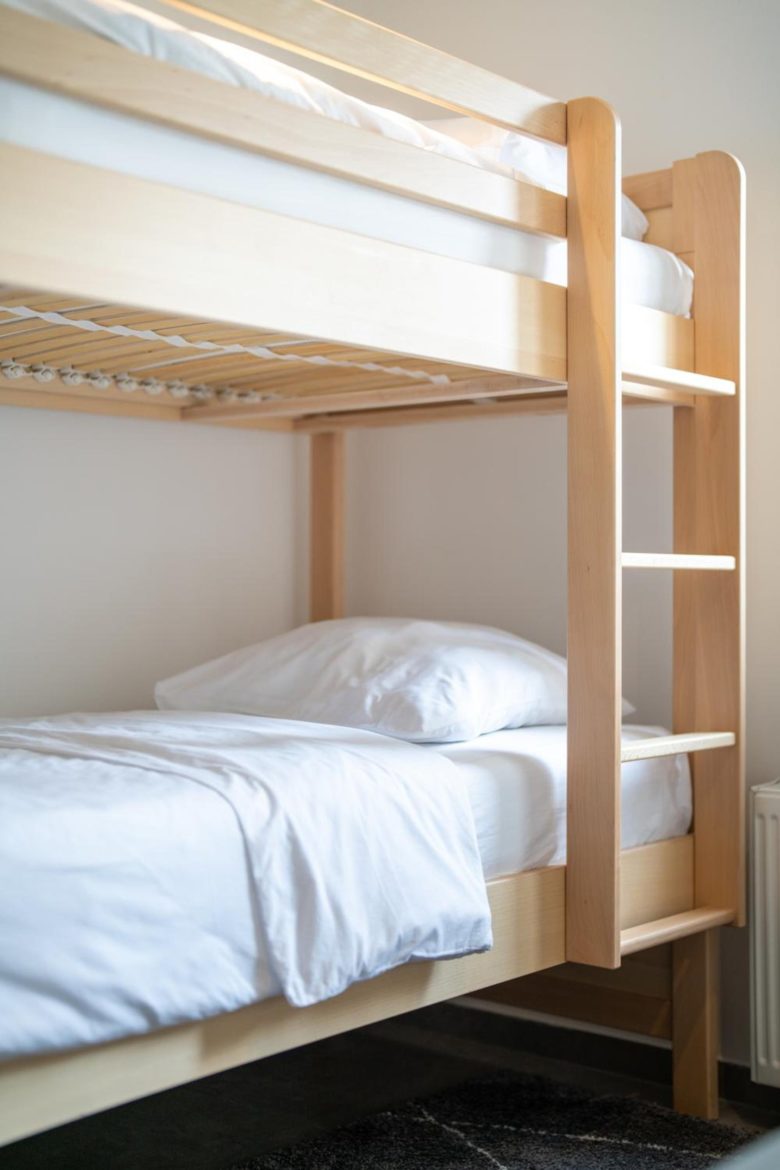 Chambre avec lits superposés et lit simple – The Edgewater Suites Cityscape, Namur