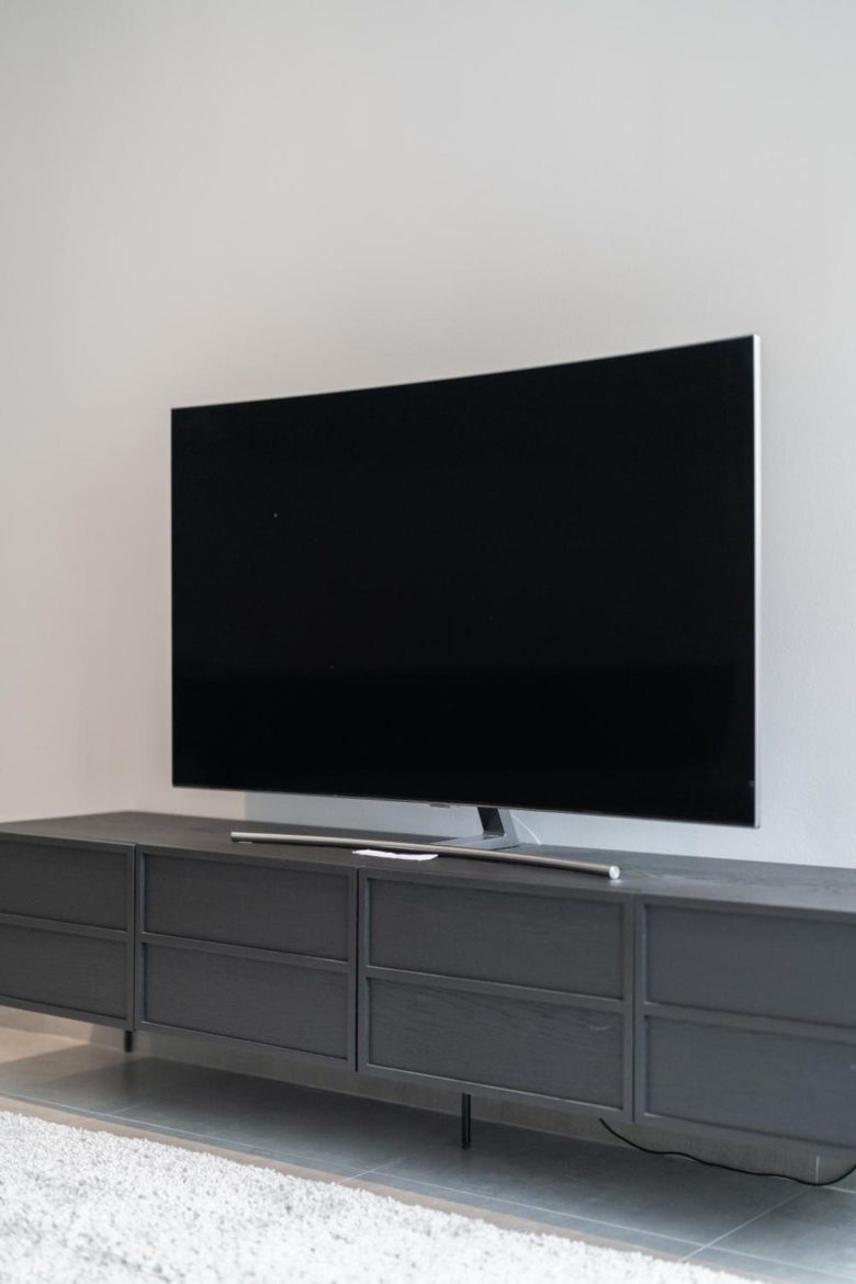 Salon lumineux avec canapé et télévision – The Edgewater Suites Cityscape, Namur