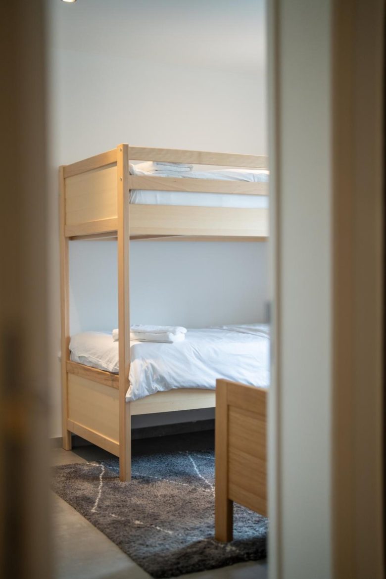 Chambre avec lits superposés et lit simple – The Edgewater Suites Cityscape, Namur