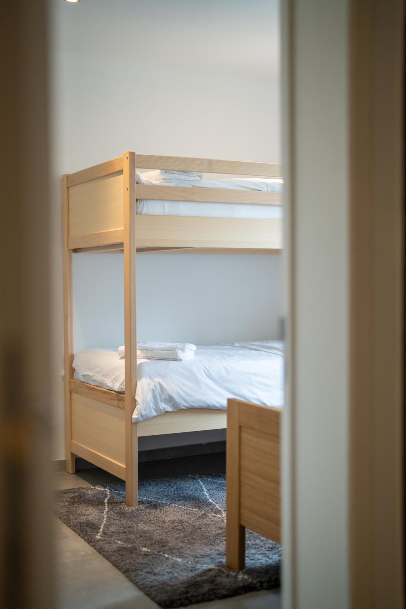 Chambre avec lits superposés et lit simple – The Edgewater Suites Cityscape, Namur