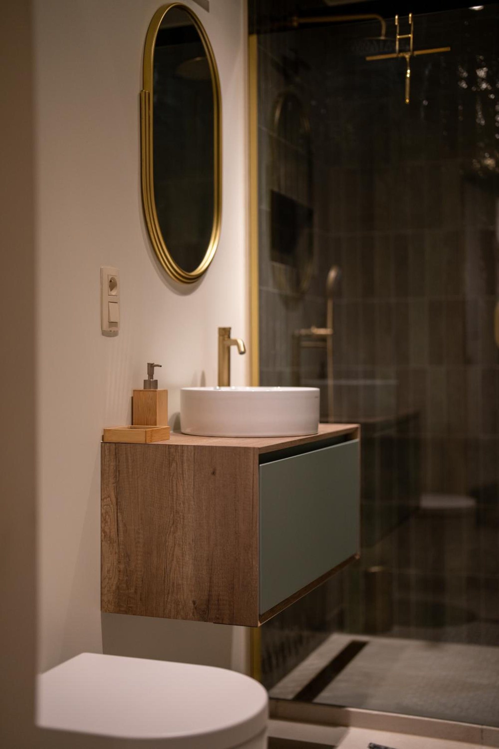 Salle de bains moderne – The Edgewater Suites Cityscape, Namur