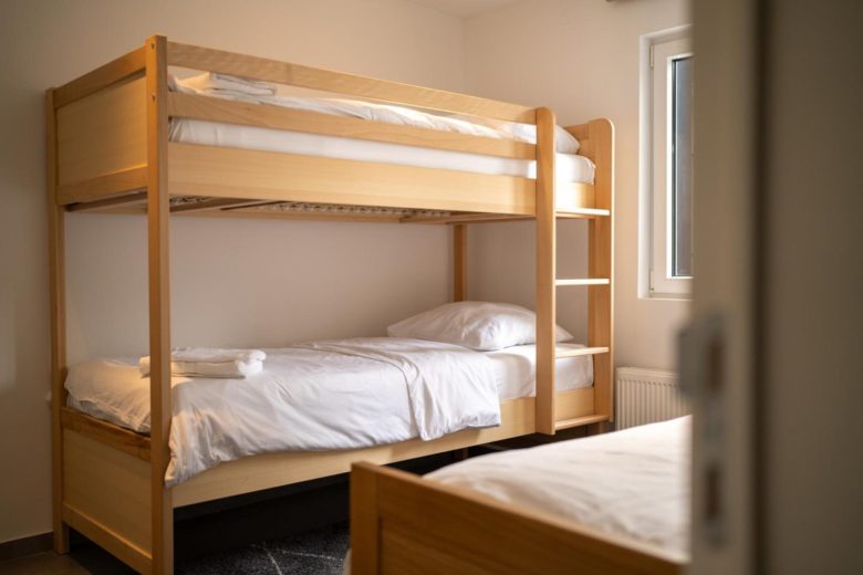 Chambre avec lits superposés et lit simple – The Edgewater Suites Cityscape, Namur