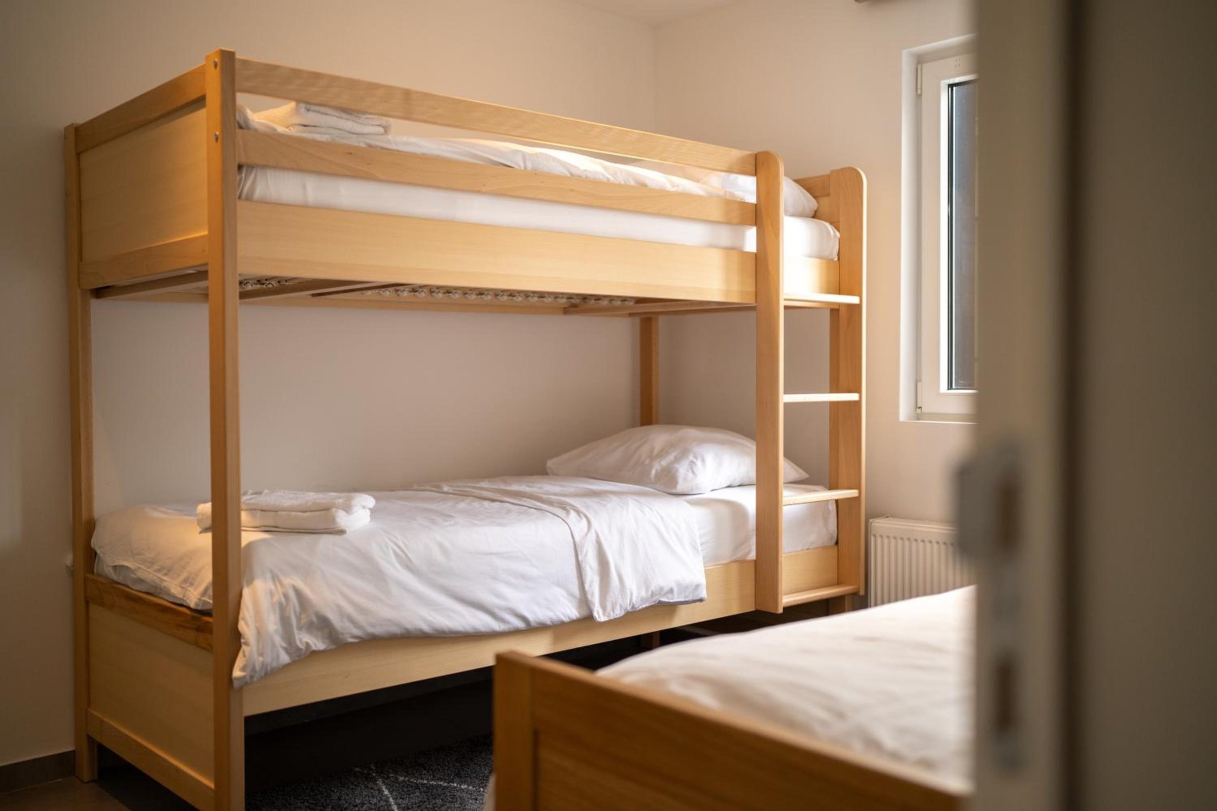 Chambre avec lits superposés et lit simple – The Edgewater Suites Cityscape, Namur