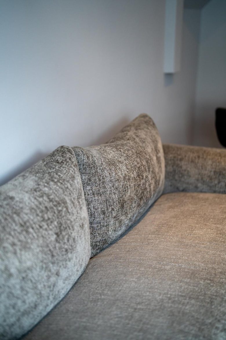 Salon lumineux avec canapé et télévision – The Edgewater Suites Cityscape, Namur