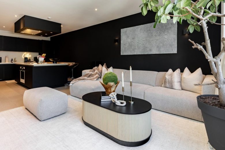 Salon lumineux avec canapé et décoration soignée – The Edgewater Suites ParkView, Namur
