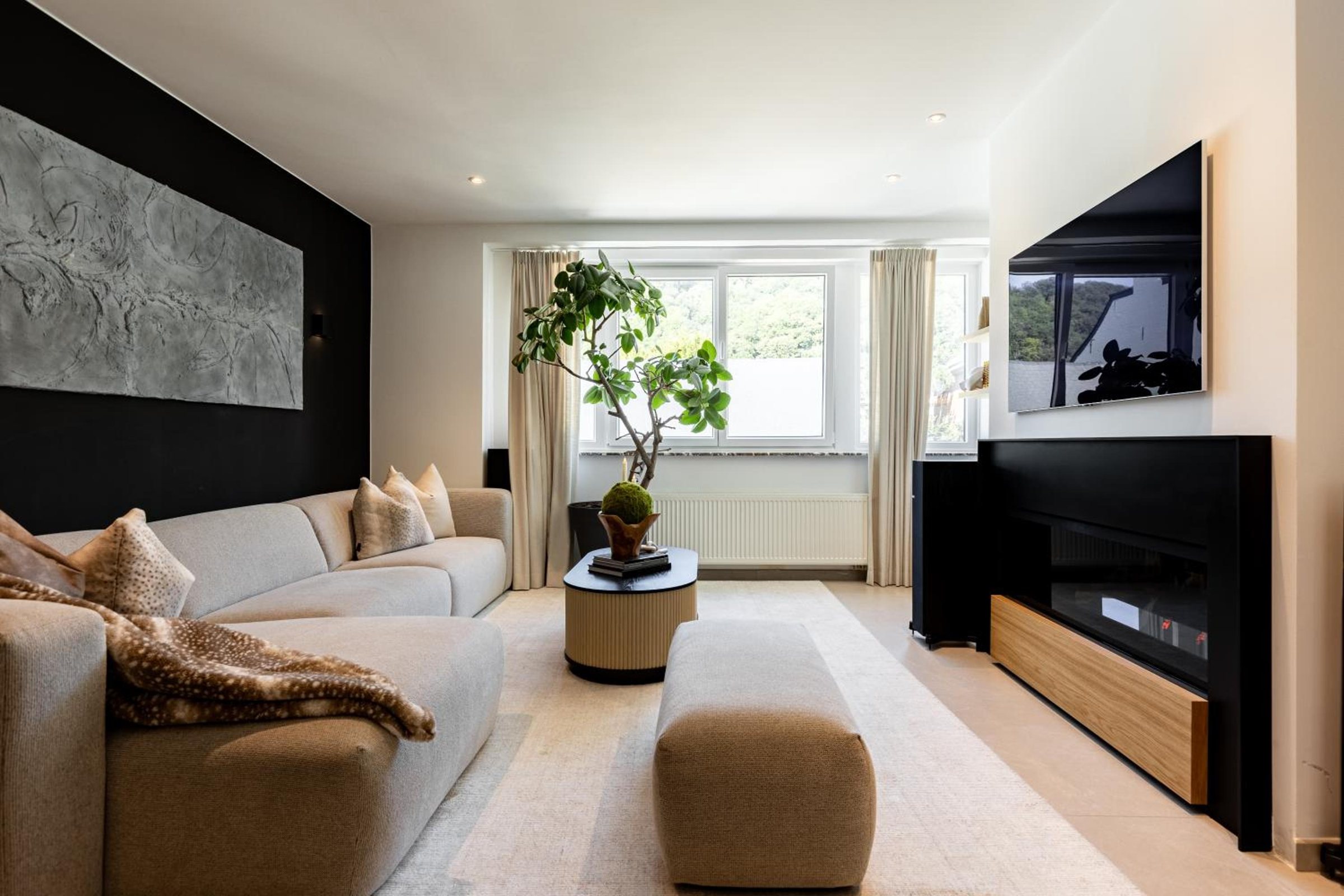 Salon lumineux avec canapé et décoration soignée – The Edgewater Suites ParkView, Namur