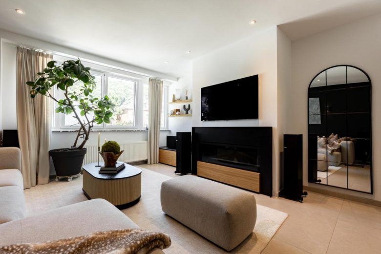 Salon lumineux avec canapé et décoration soignée – The Edgewater Suites ParkView, Namur