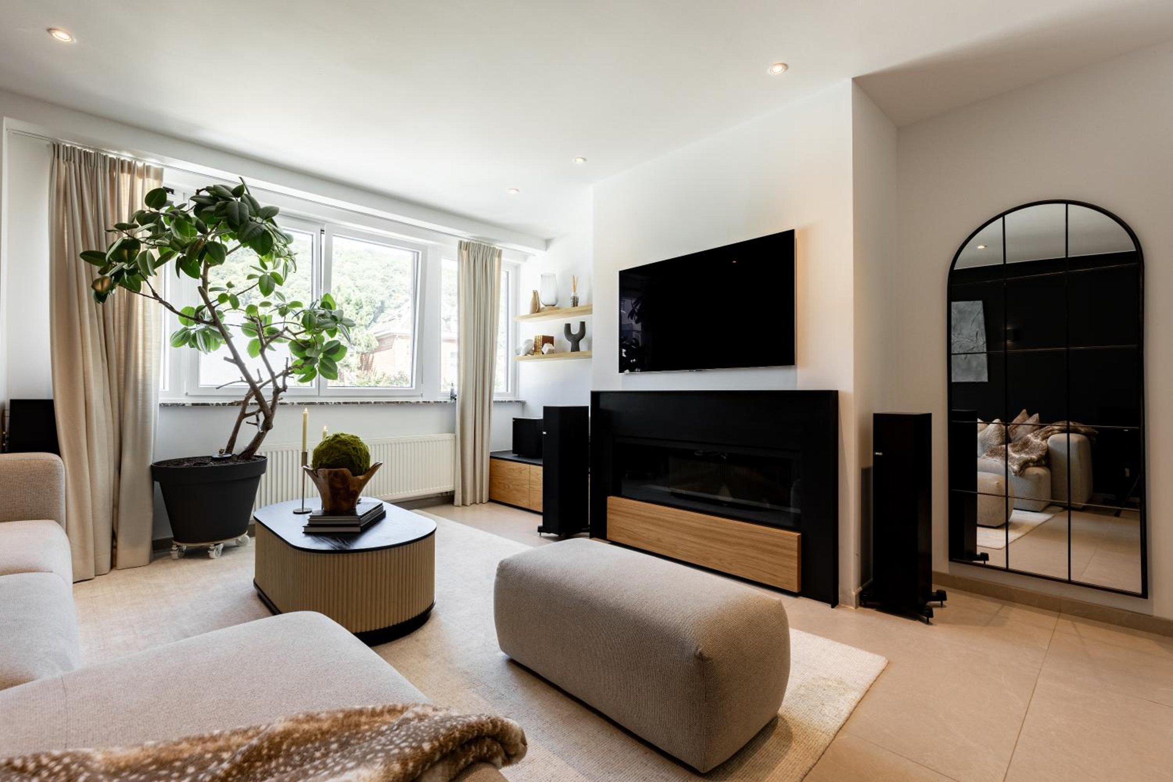 Salon lumineux avec canapé et décoration soignée – The Edgewater Suites ParkView, Namur