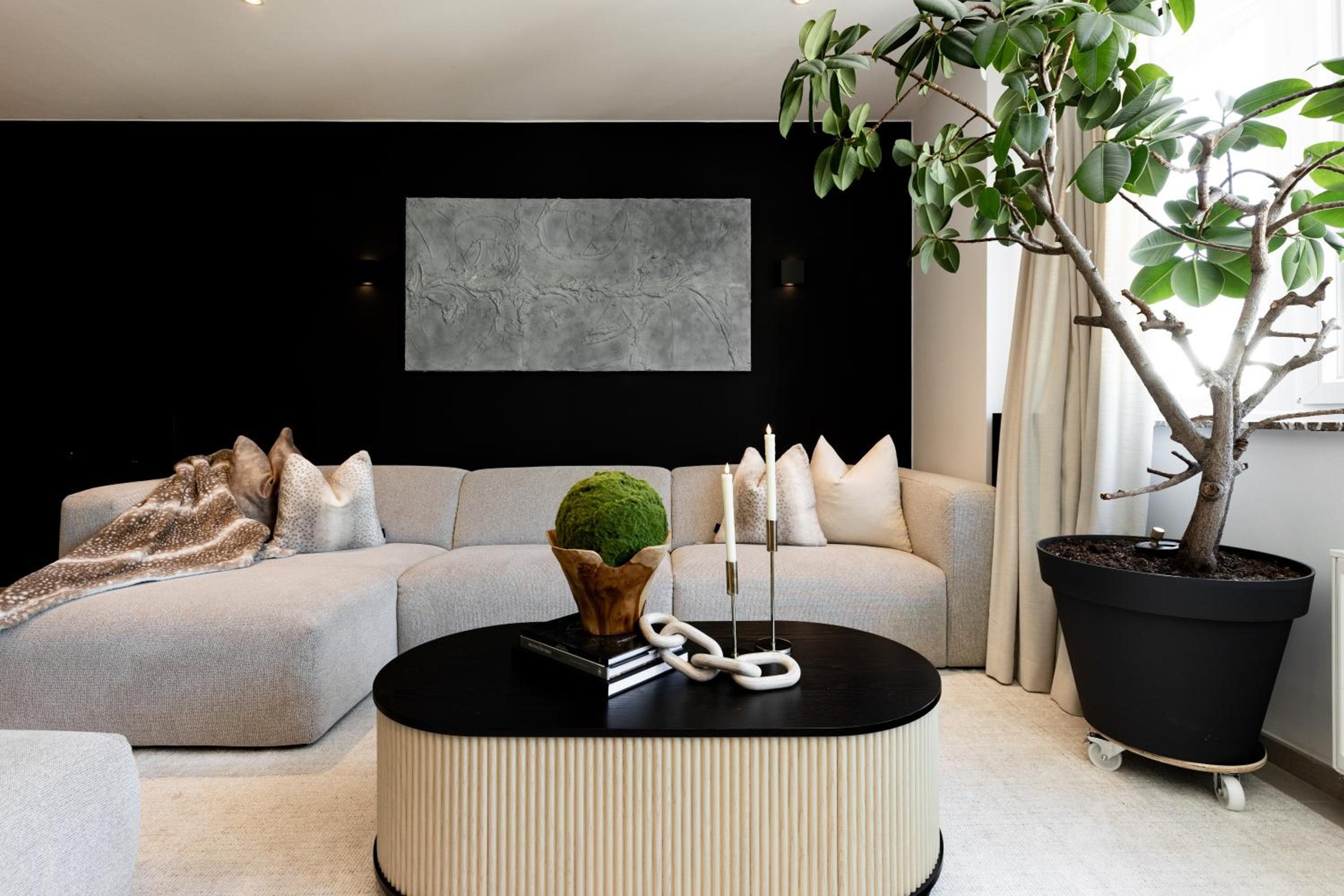 Salon lumineux avec canapé et décoration soignée – The Edgewater Suites ParkView, Namur