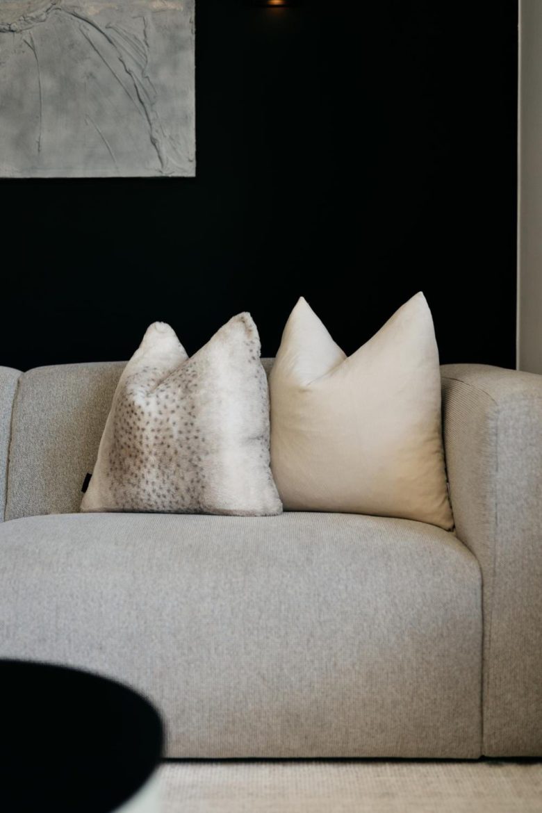 Salon lumineux avec canapé et décoration soignée – The Edgewater Suites ParkView, Namur