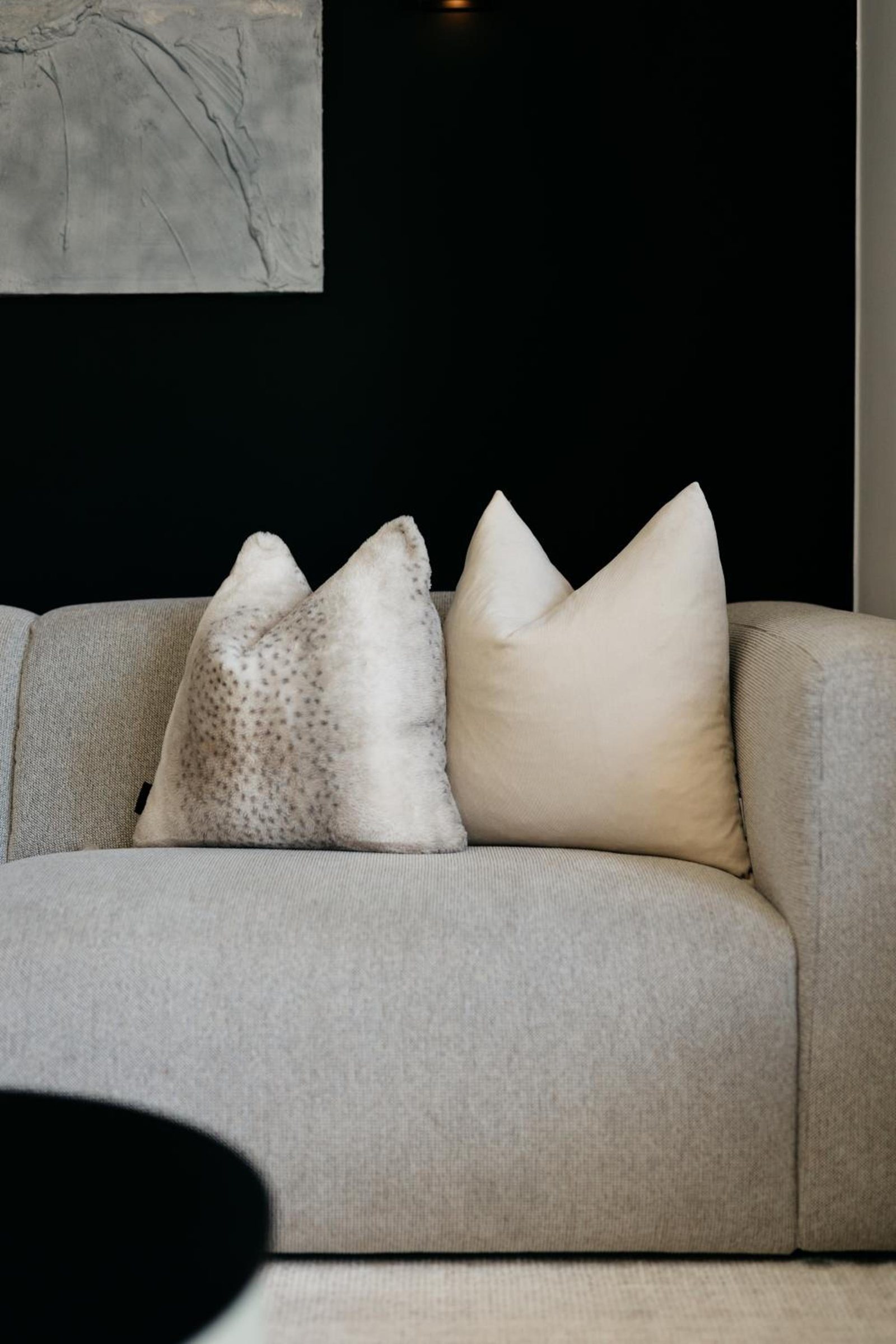 Salon lumineux avec canapé et décoration soignée – The Edgewater Suites ParkView, Namur