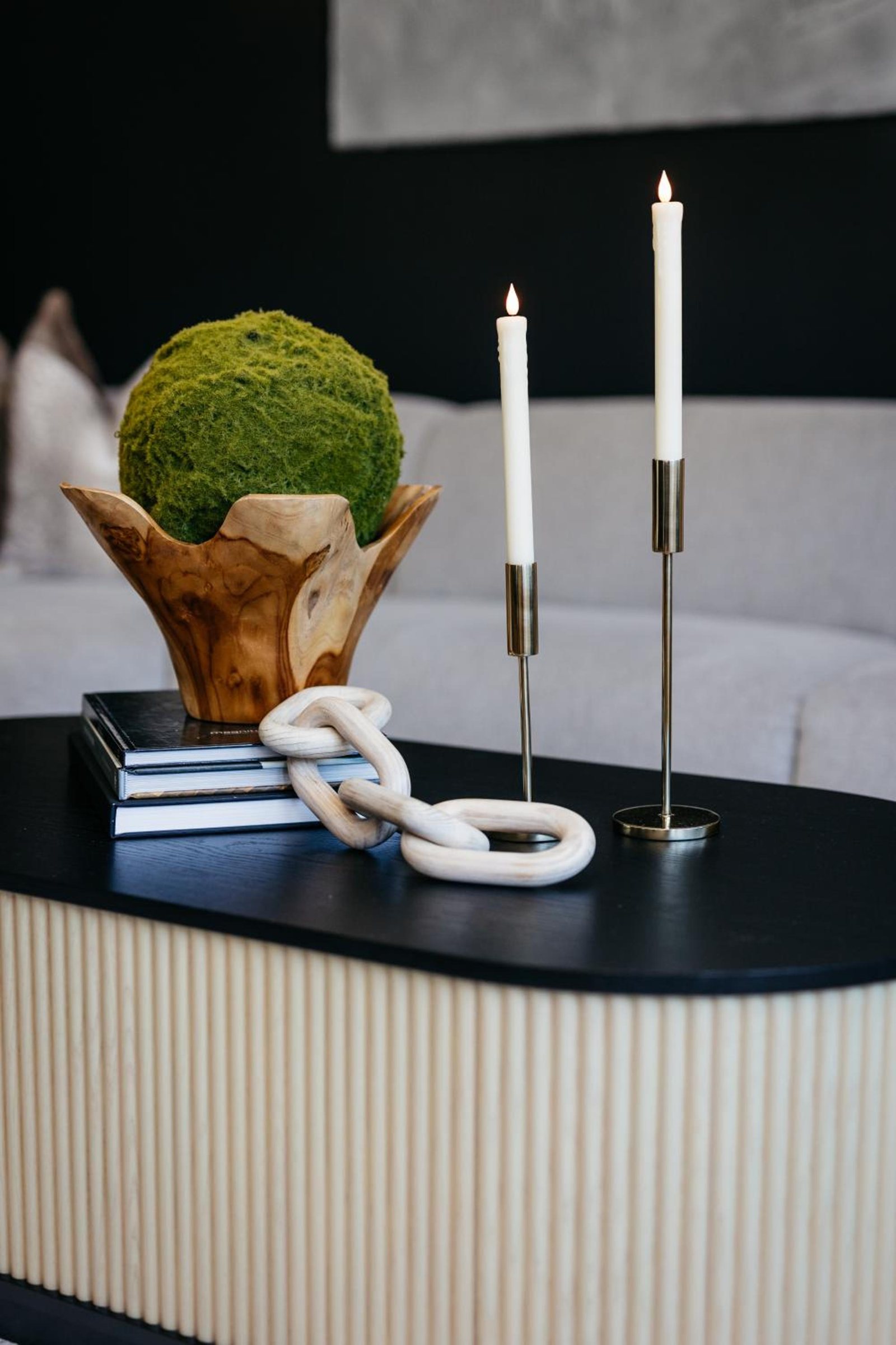 Salon lumineux avec canapé et décoration soignée – The Edgewater Suites ParkView, Namur