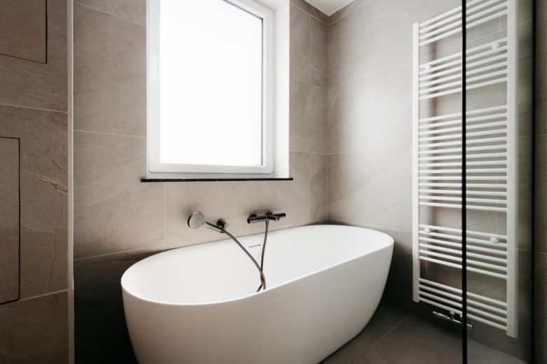 Salle de bains avec baignoire îlot et douche – The Edgewater Suites ParkView, Namur