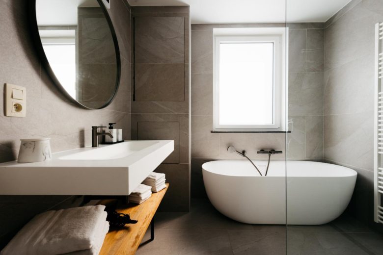 Salle de bains avec baignoire îlot et douche – The Edgewater Suites ParkView, Namur