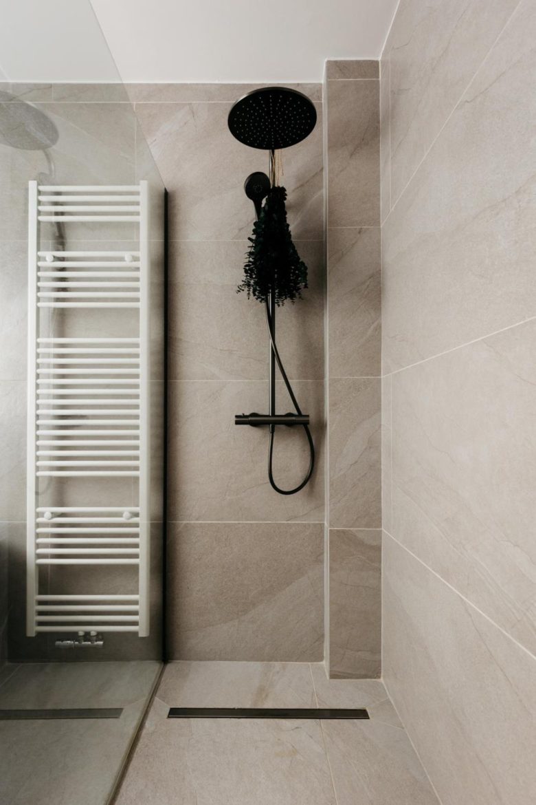 Salle de bains avec baignoire îlot et douche – The Edgewater Suites ParkView, Namur