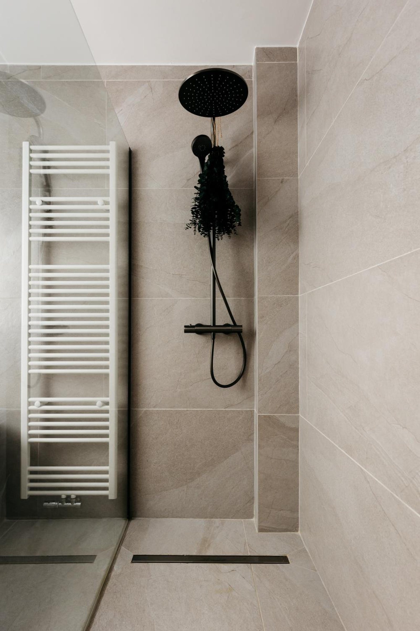 Salle de bains avec baignoire îlot et douche – The Edgewater Suites ParkView, Namur
