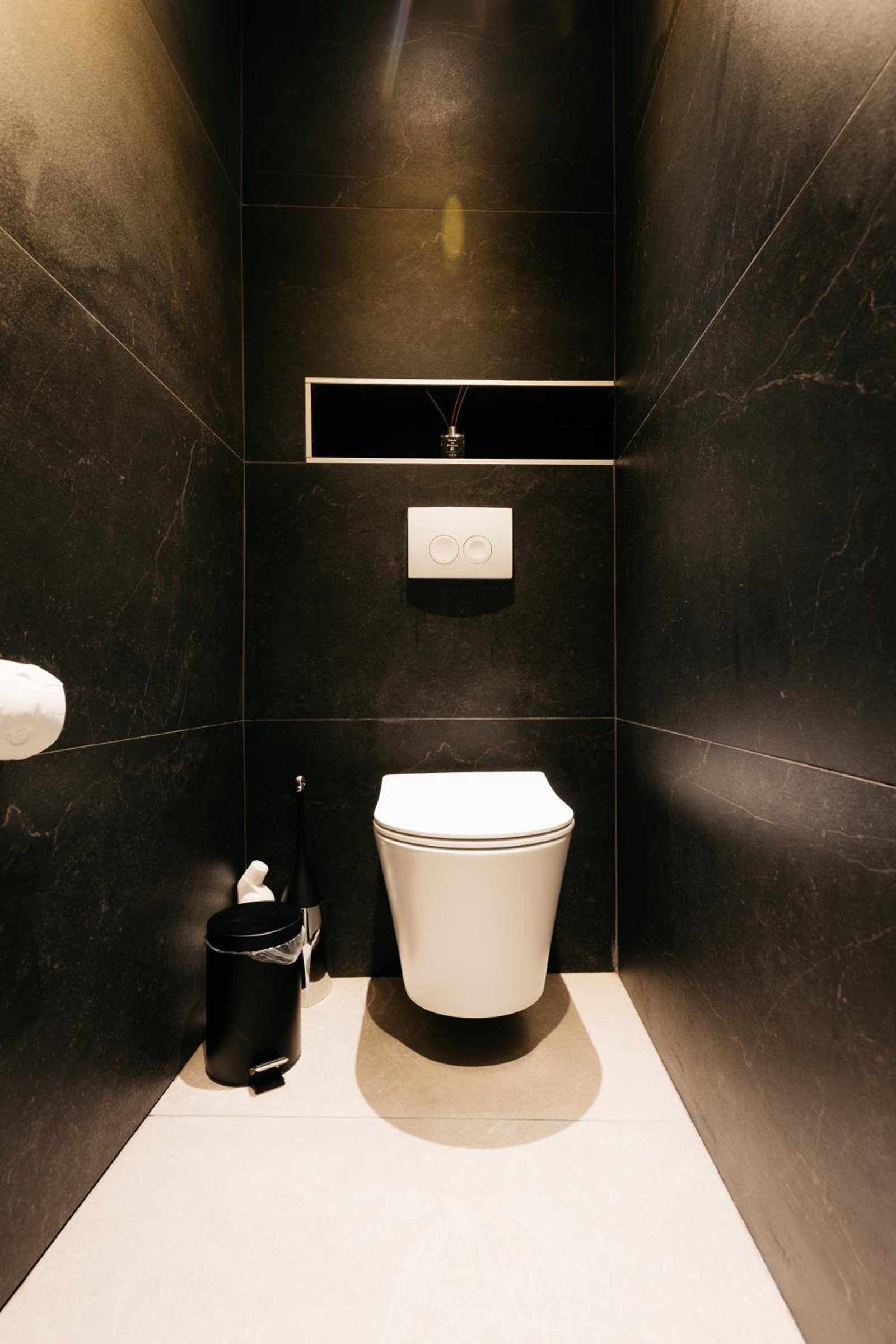 Salle de bains avec baignoire îlot et douche – The Edgewater Suites ParkView, Namur