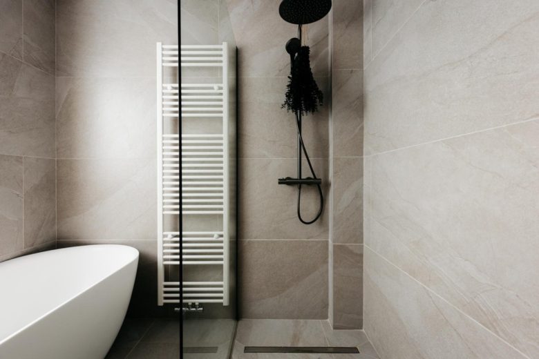 Salle de bains avec baignoire îlot et douche – The Edgewater Suites ParkView, Namur