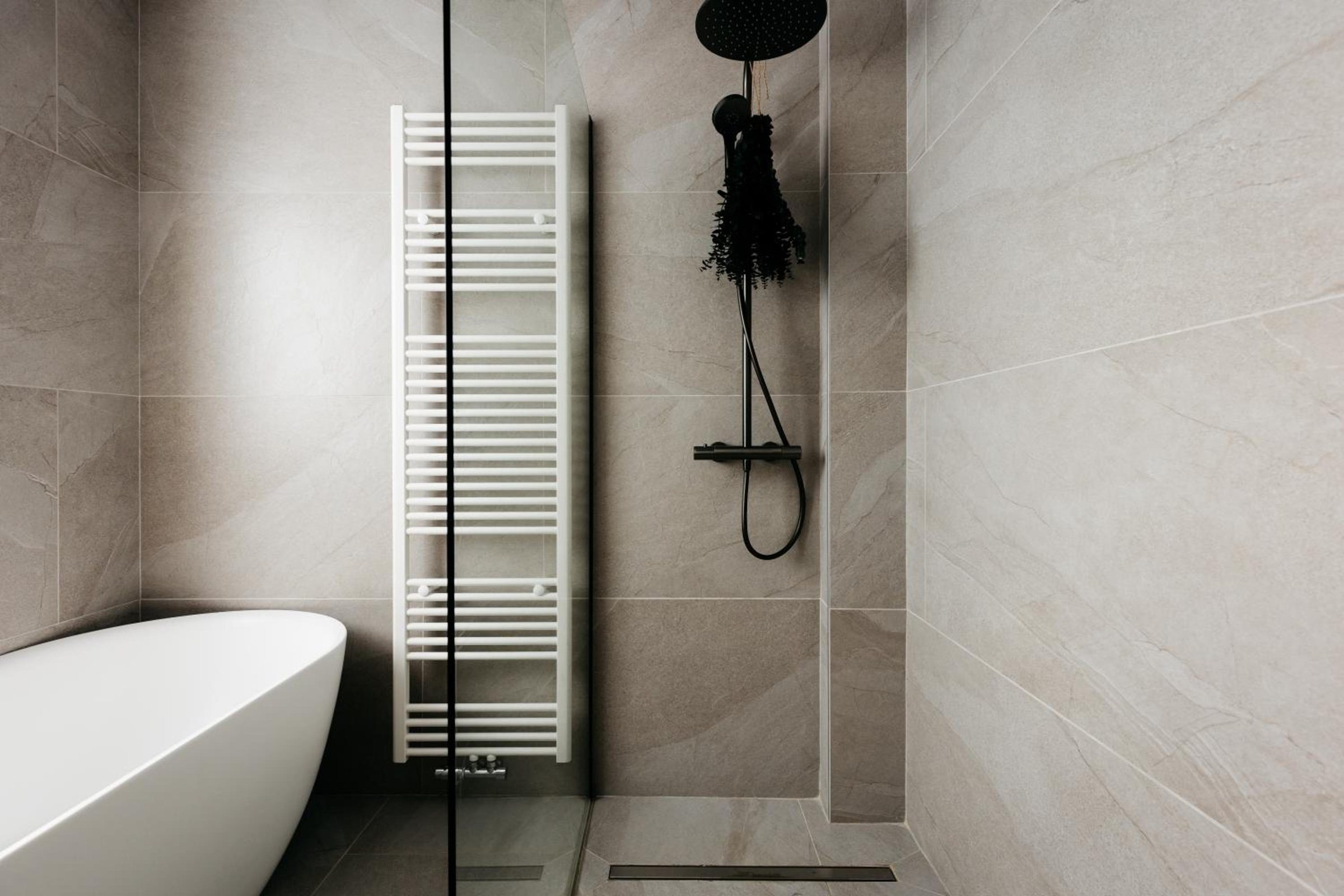 Salle de bains avec baignoire îlot et douche – The Edgewater Suites ParkView, Namur