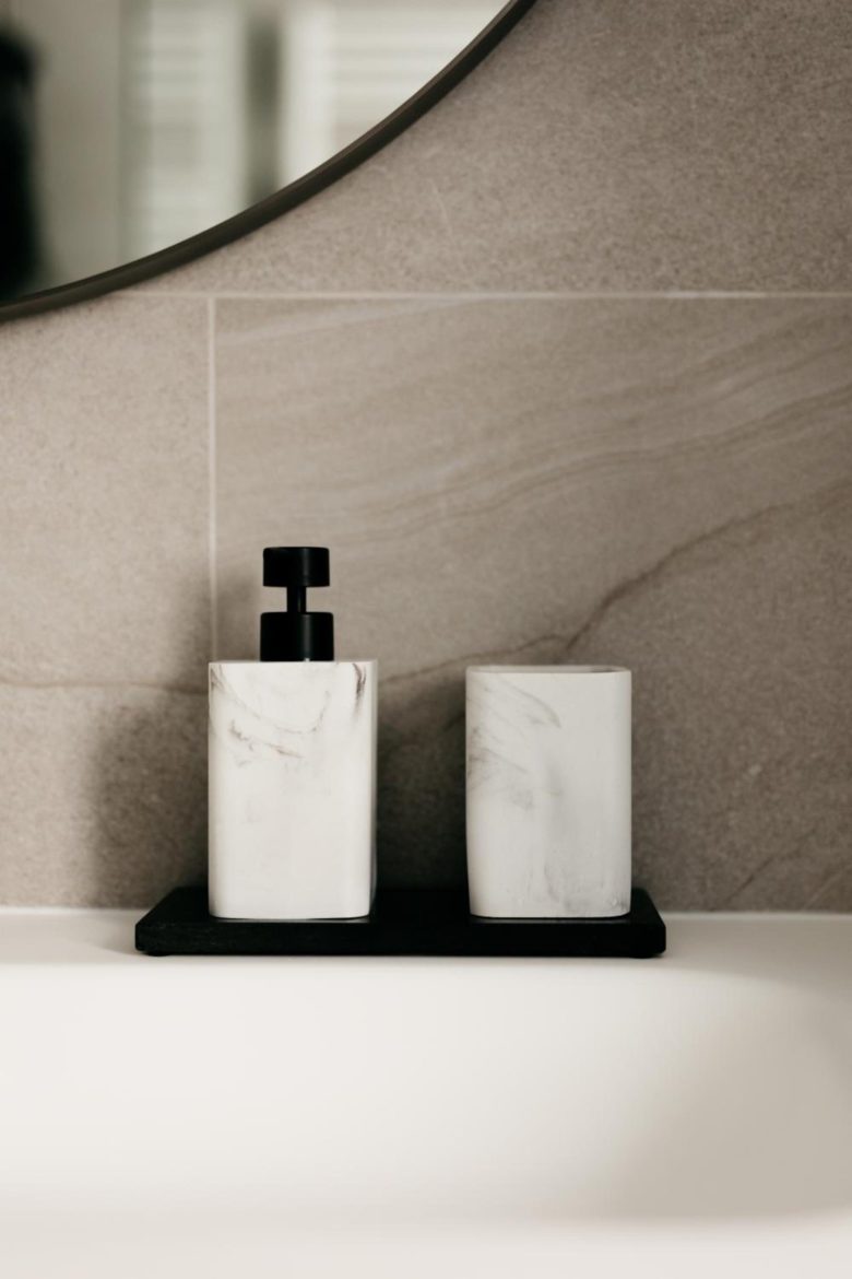Salle de bains avec baignoire îlot et douche – The Edgewater Suites ParkView, Namur