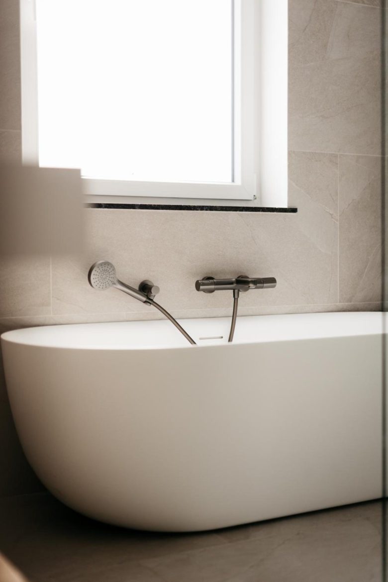 Salle de bains avec baignoire îlot et douche – The Edgewater Suites ParkView, Namur