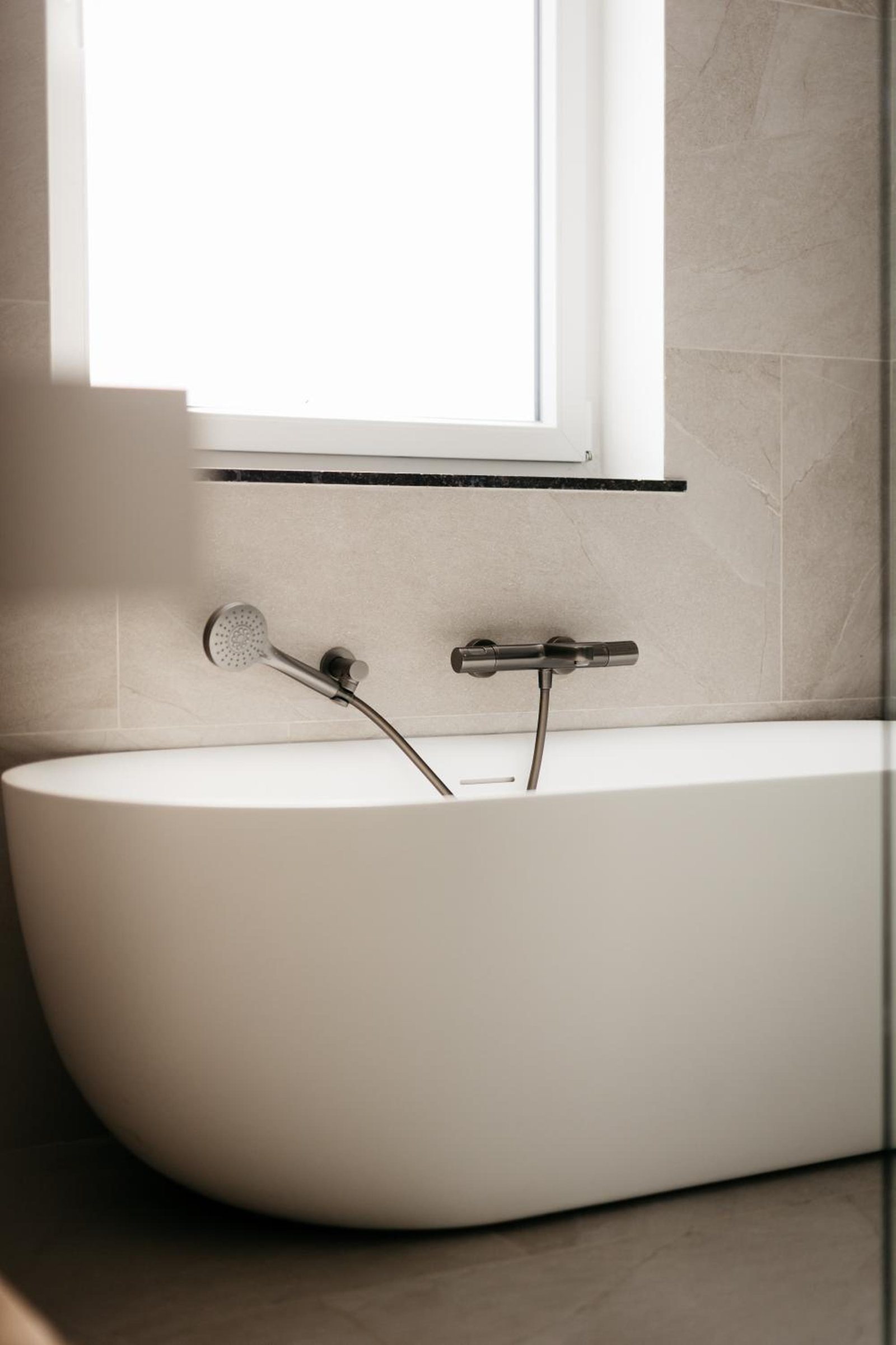 Salle de bains avec baignoire îlot et douche – The Edgewater Suites ParkView, Namur