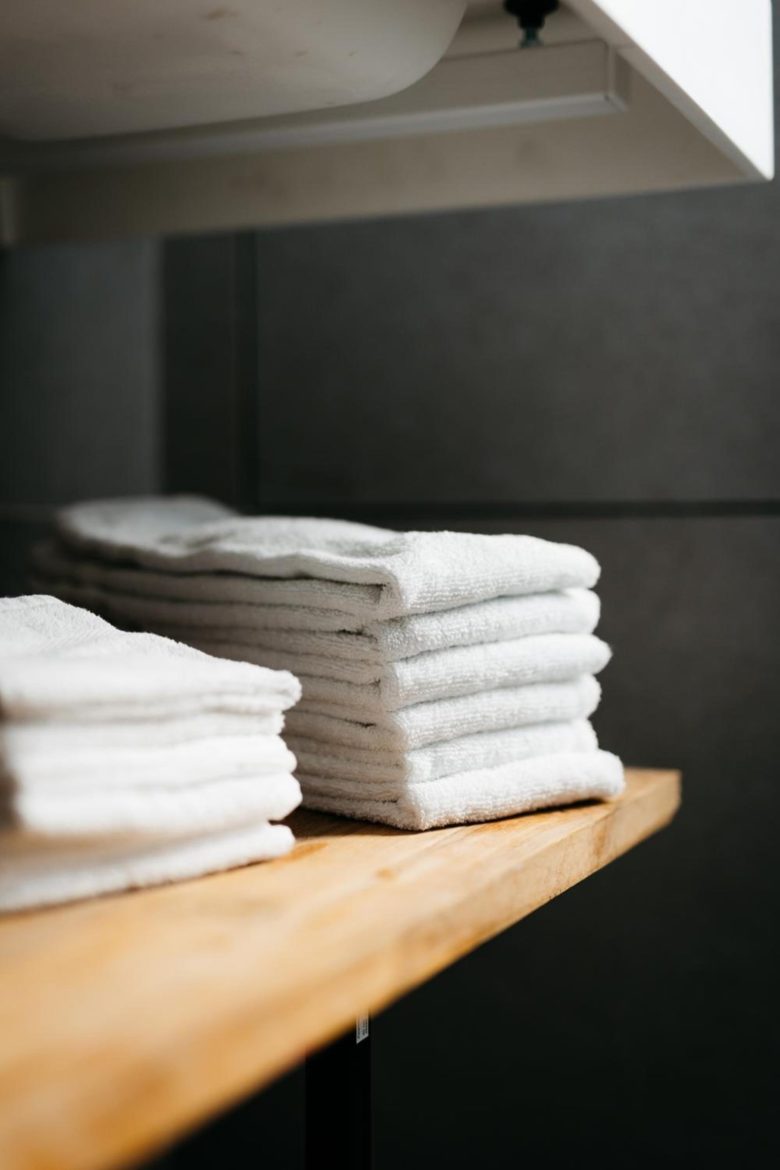 Salle de bains avec baignoire îlot et douche – The Edgewater Suites ParkView, Namur