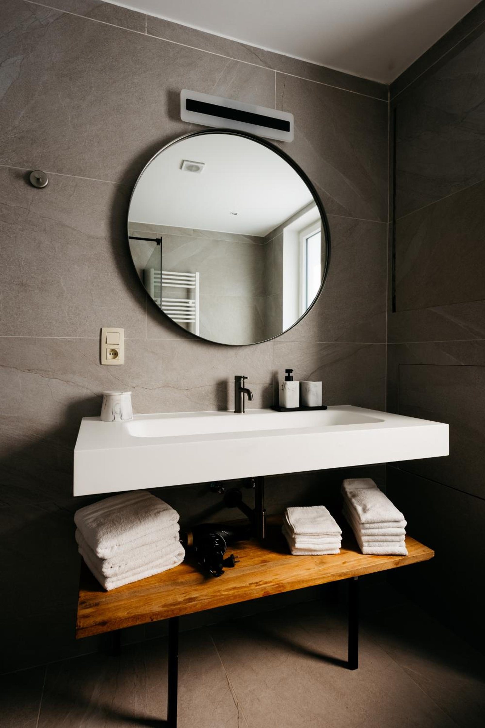 Salle de bains avec baignoire îlot et douche – The Edgewater Suites ParkView, Namur