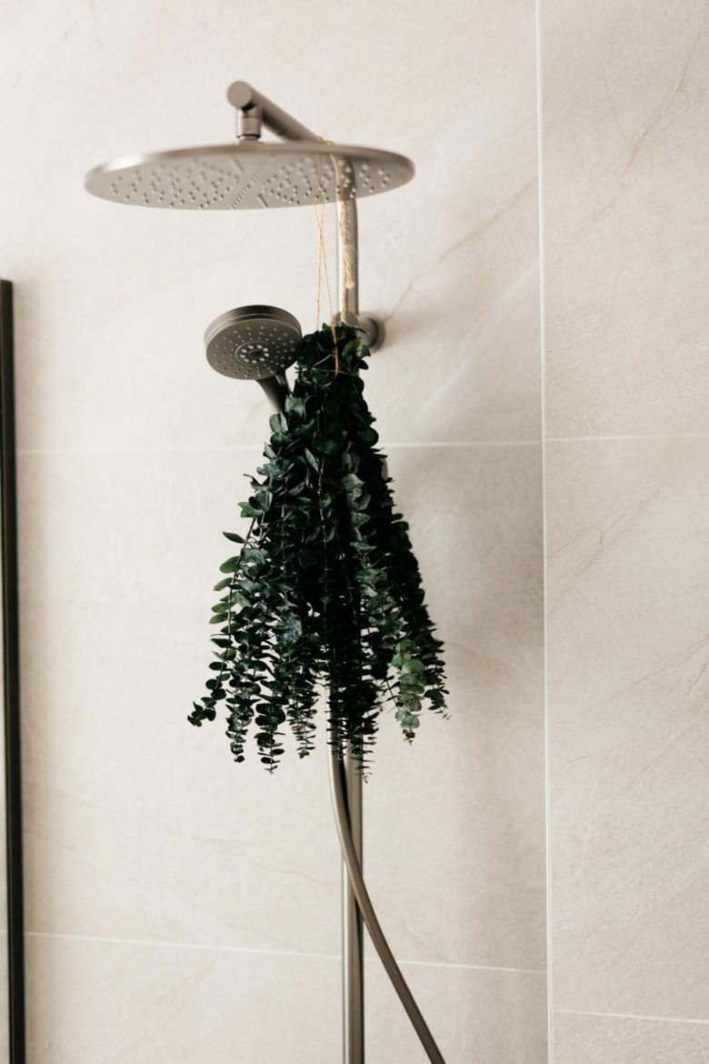 Salle de bains avec baignoire îlot et douche – The Edgewater Suites ParkView, Namur