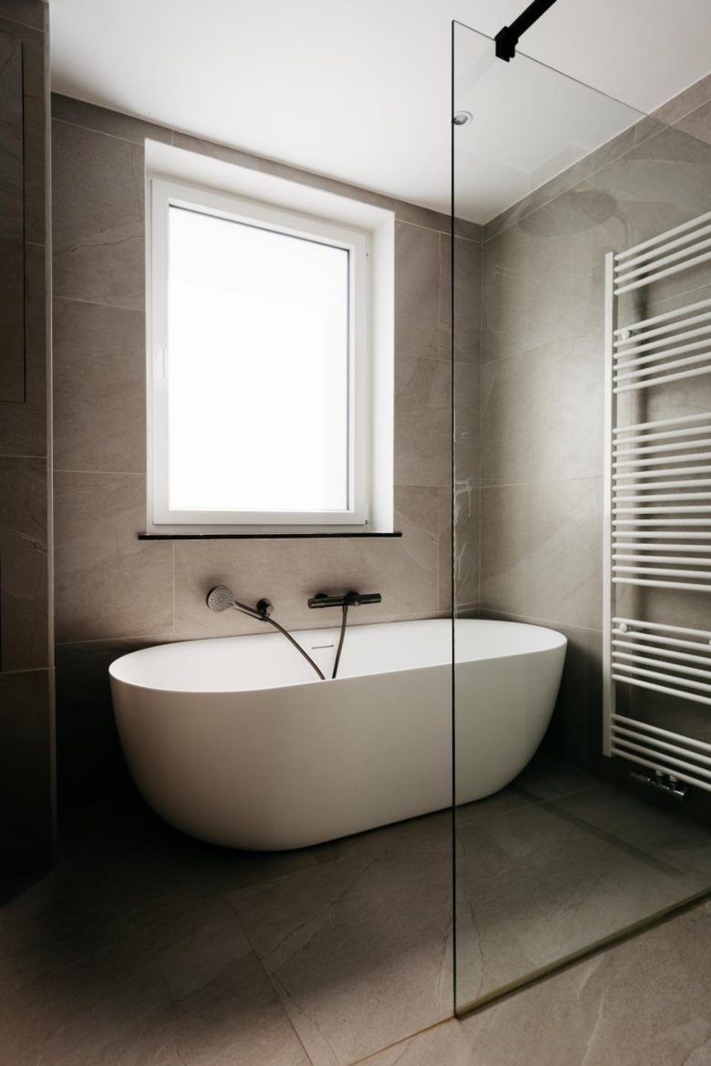 Salle de bains avec baignoire îlot et douche – The Edgewater Suites ParkView, Namur