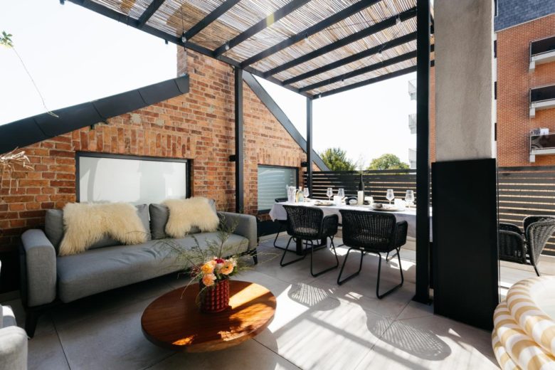 Grande terrasse couverte avec salon et table extérieure – The Edgewater Suites ParkView, Namur