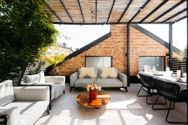 Grande terrasse couverte avec salon et table extérieure – The Edgewater Suites ParkView, Namur