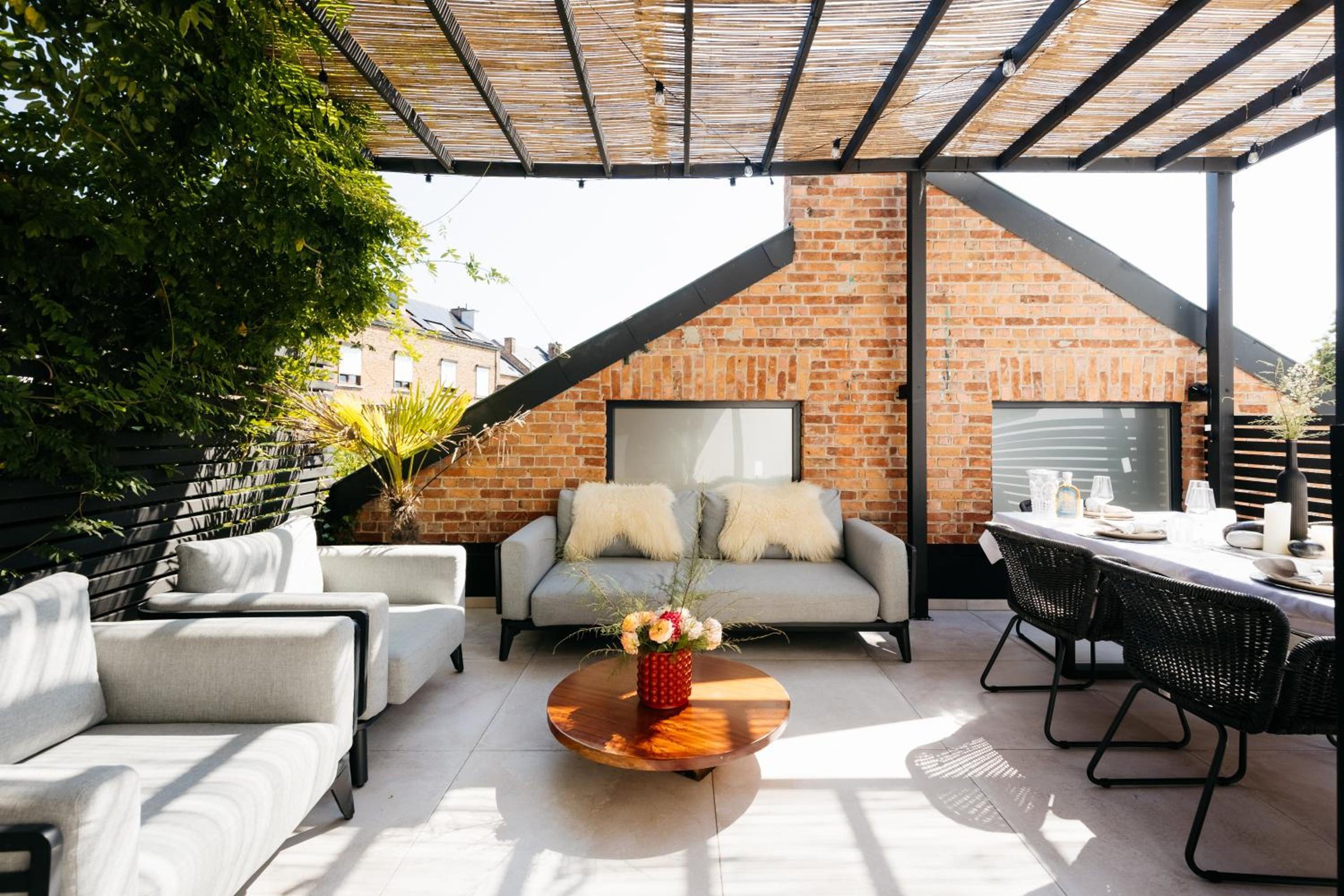 Grande terrasse couverte avec salon et table extérieure – The Edgewater Suites ParkView, Namur
