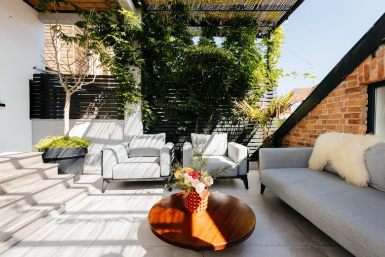 Grande terrasse couverte avec salon et table extérieure – The Edgewater Suites ParkView, Namur