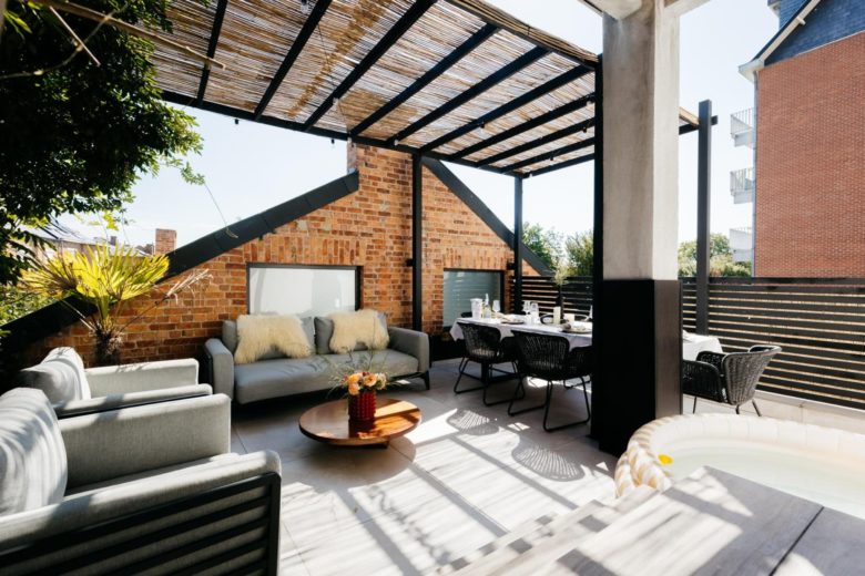 Grande terrasse couverte avec salon et table extérieure – The Edgewater Suites ParkView, Namur