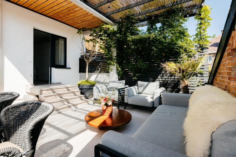 Grande terrasse couverte avec salon et table extérieure – The Edgewater Suites ParkView, Namur