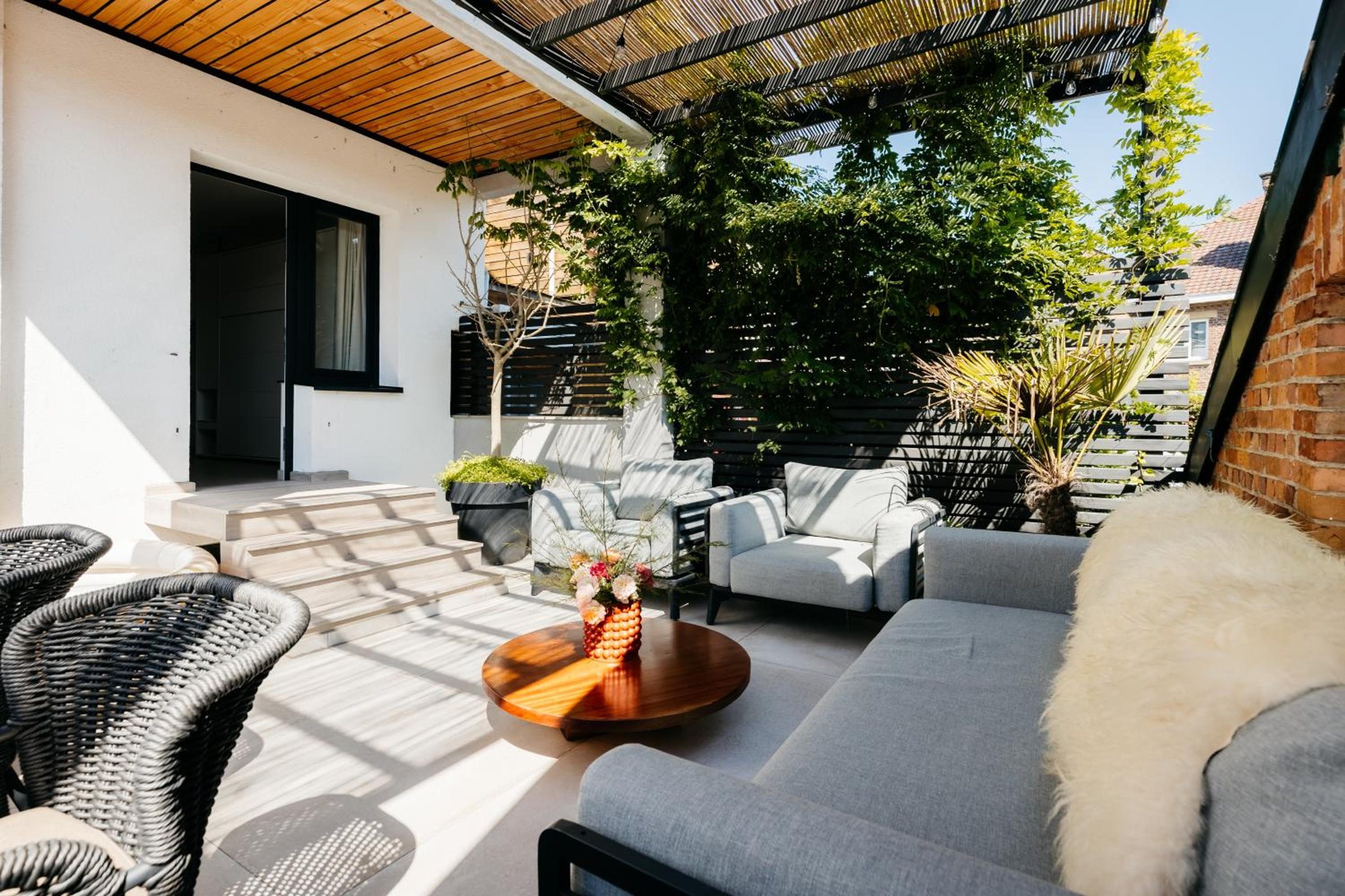 Grande terrasse couverte avec salon et table extérieure – The Edgewater Suites ParkView, Namur