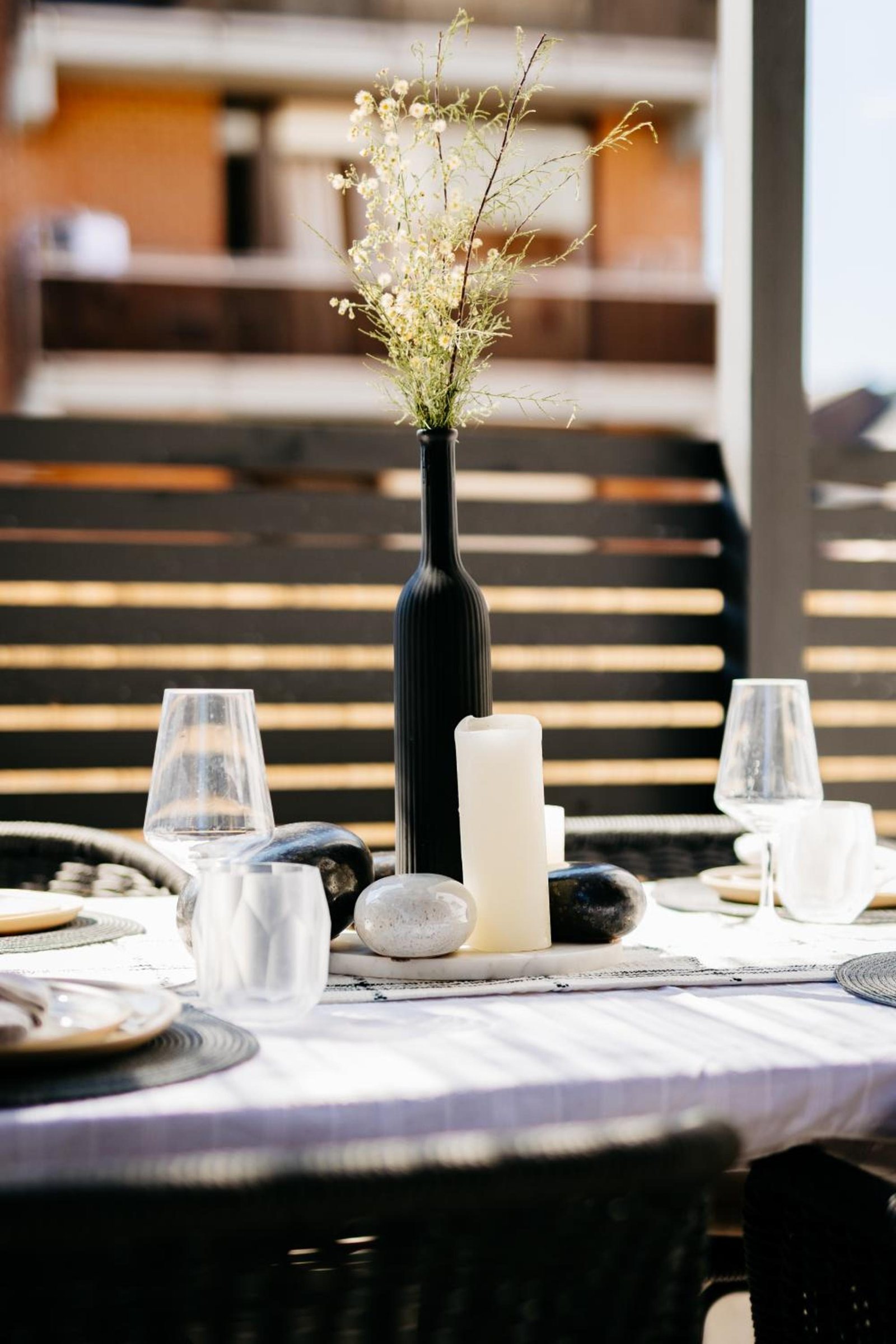 Grande terrasse couverte avec salon et table extérieure – The Edgewater Suites ParkView, Namur