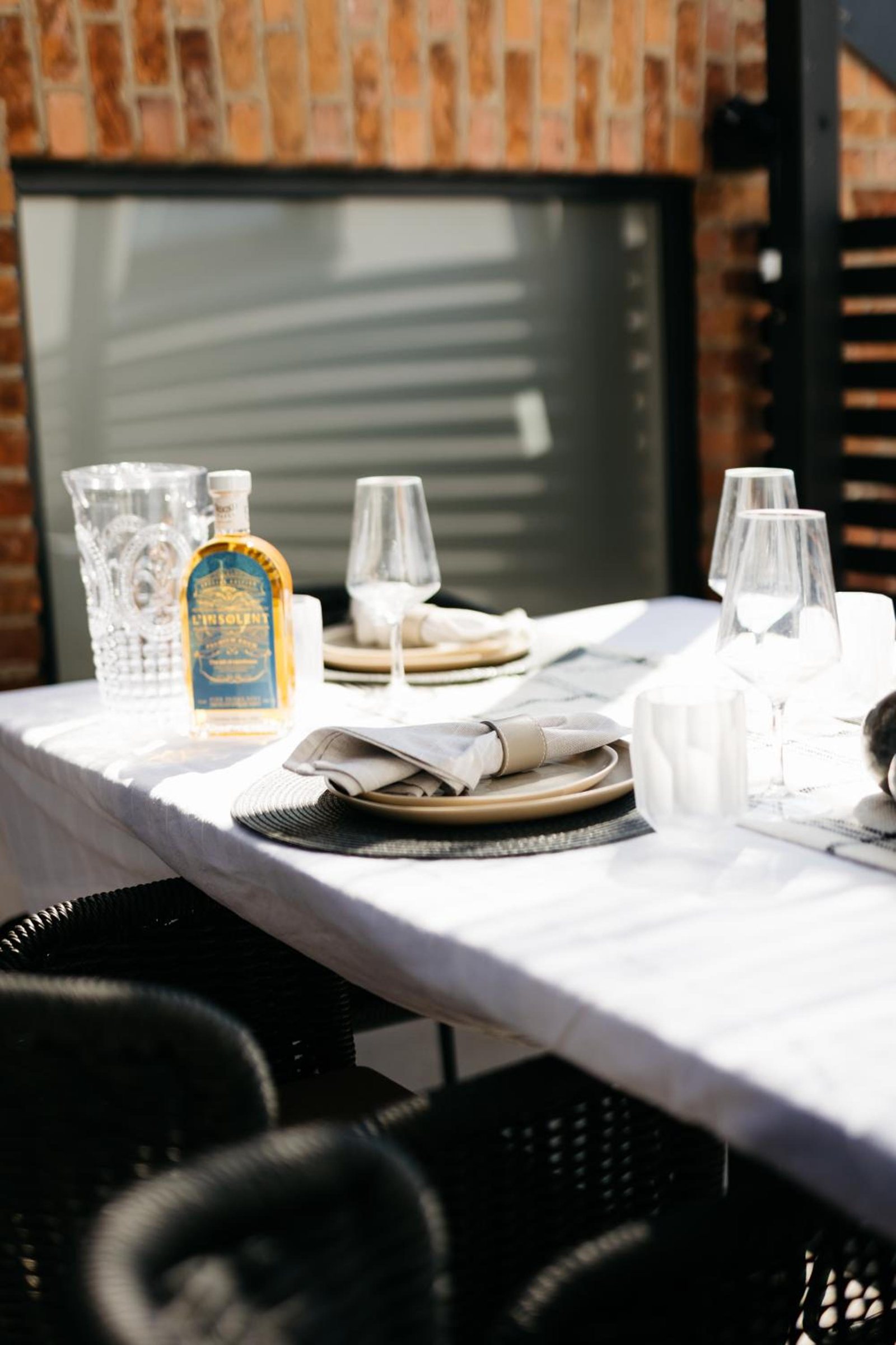 Grande terrasse couverte avec salon et table extérieure – The Edgewater Suites ParkView, Namur