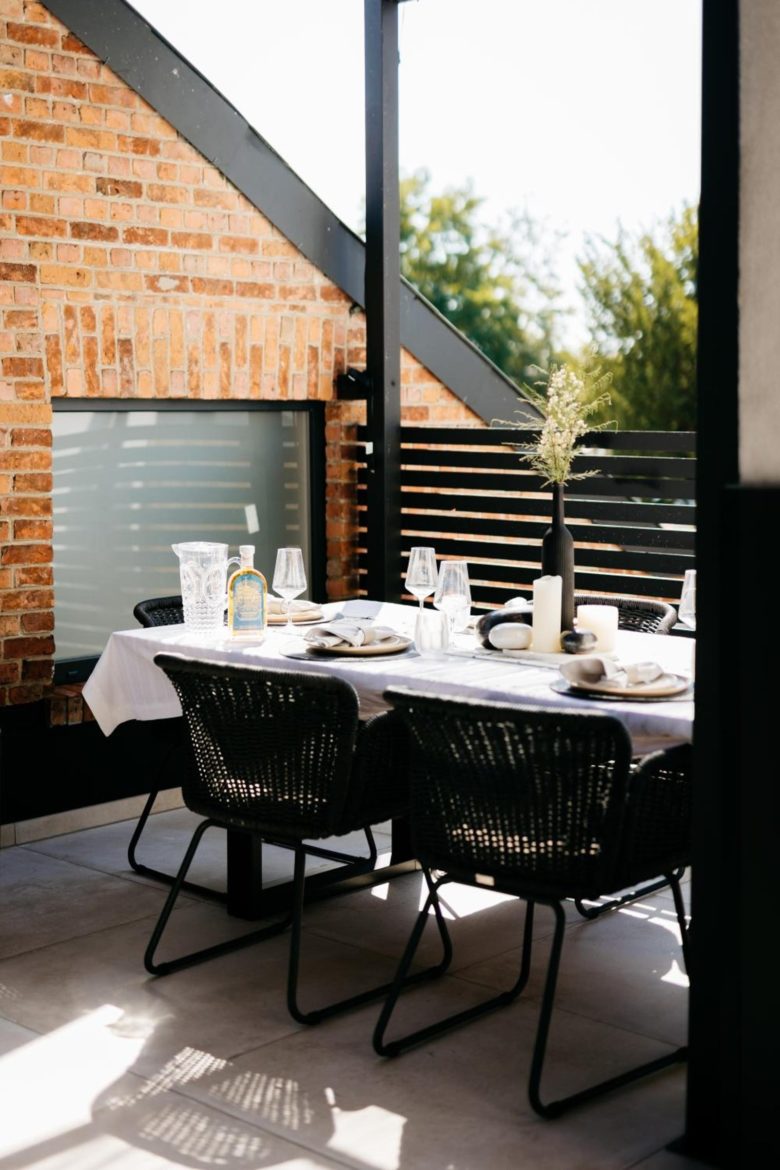 Grande terrasse couverte avec salon et table extérieure – The Edgewater Suites ParkView, Namur