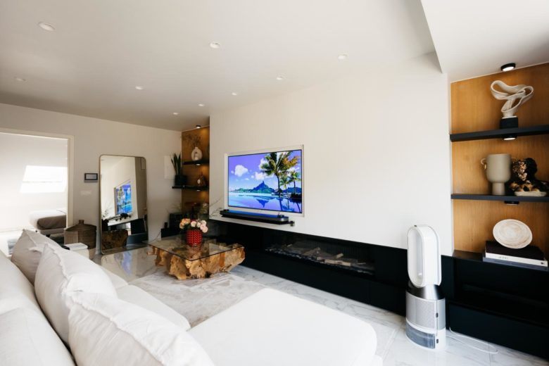 Salon lumineux avec canapé blanc – The Edgewater Suites Riverside, Namur