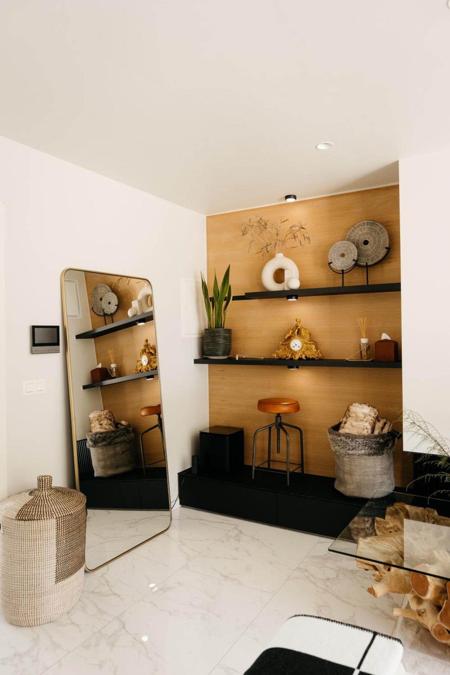 Salon lumineux avec canapé blanc – The Edgewater Suites Riverside, Namur